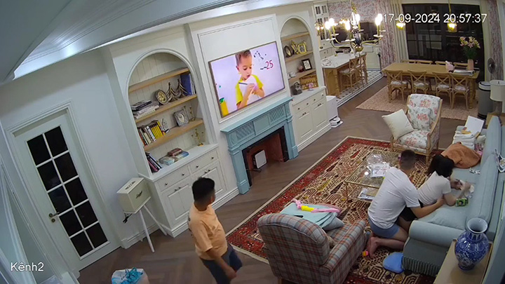 破解摄像头性瘾夫妻当着孩子的面疯狂做爱