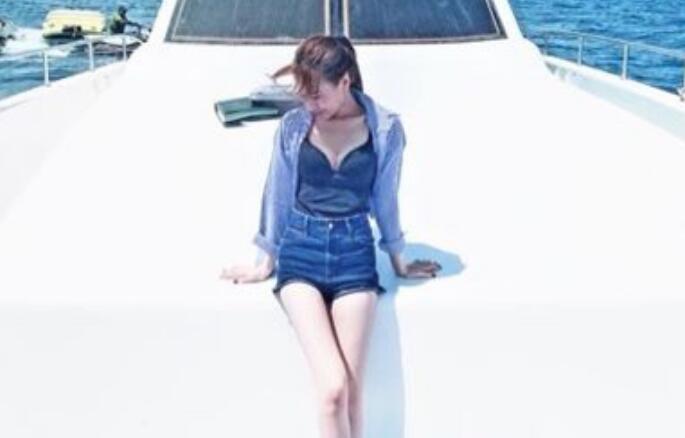 ursulall刚下海 台湾风俗娘痴女化教育 白丝吊带性感套装 无套中出内射